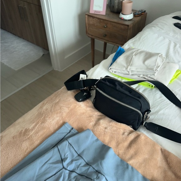 ALO Yoga Blue Leggings for Active Comfort - Picture 4 of 4